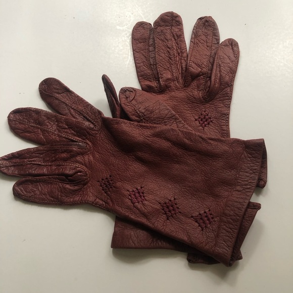 Vintage burgundy leather Gloves with Textured Pattern - Picture 5 of 7